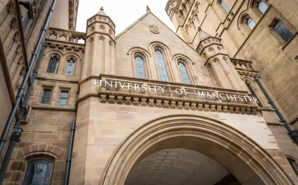 曼彻斯特大学 University of Manchester 校舍拱门外观,介绍 MSc Digital Marketing