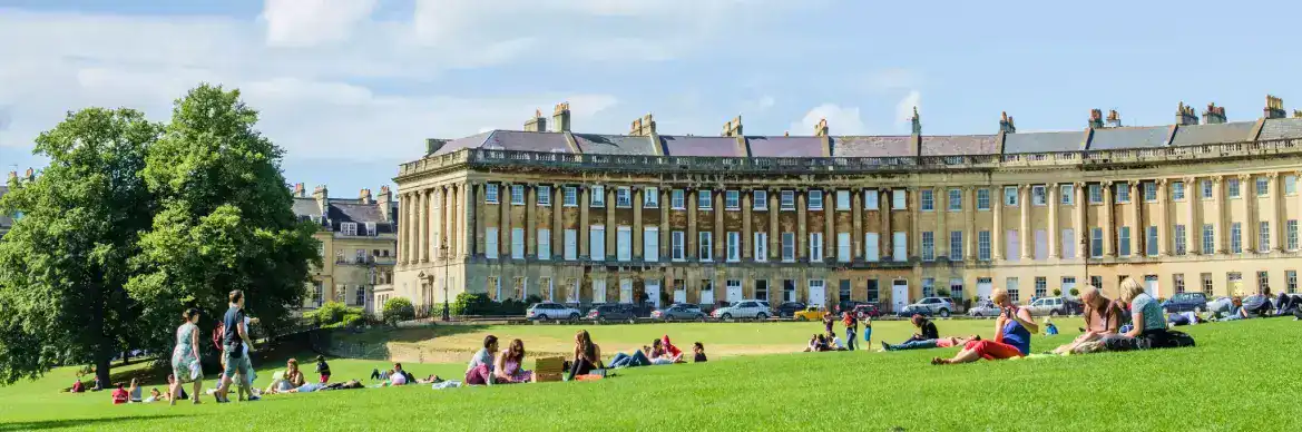 英國巴斯市皇家新月樓(Royal Crescent)前草坪與人群,介紹 University of Bath 所在城市