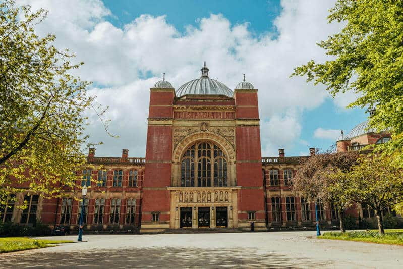 伯明翰大学红砖圆顶主建筑 Aston Webb Hall 外观,介绍 Birmingham 营销硕士校系